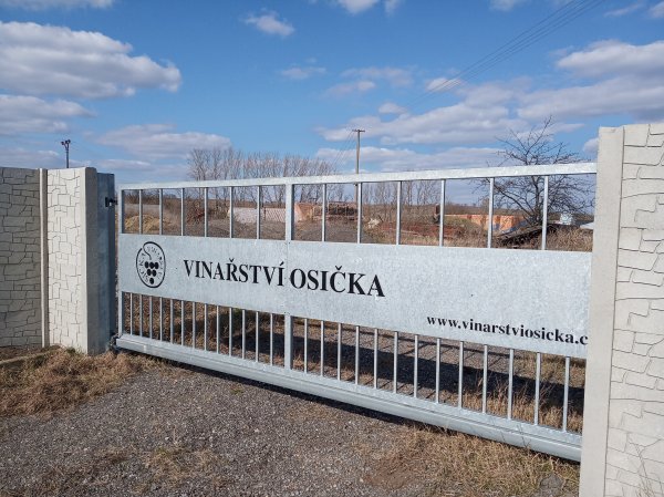 Pojezdová brána Vinařství Osička